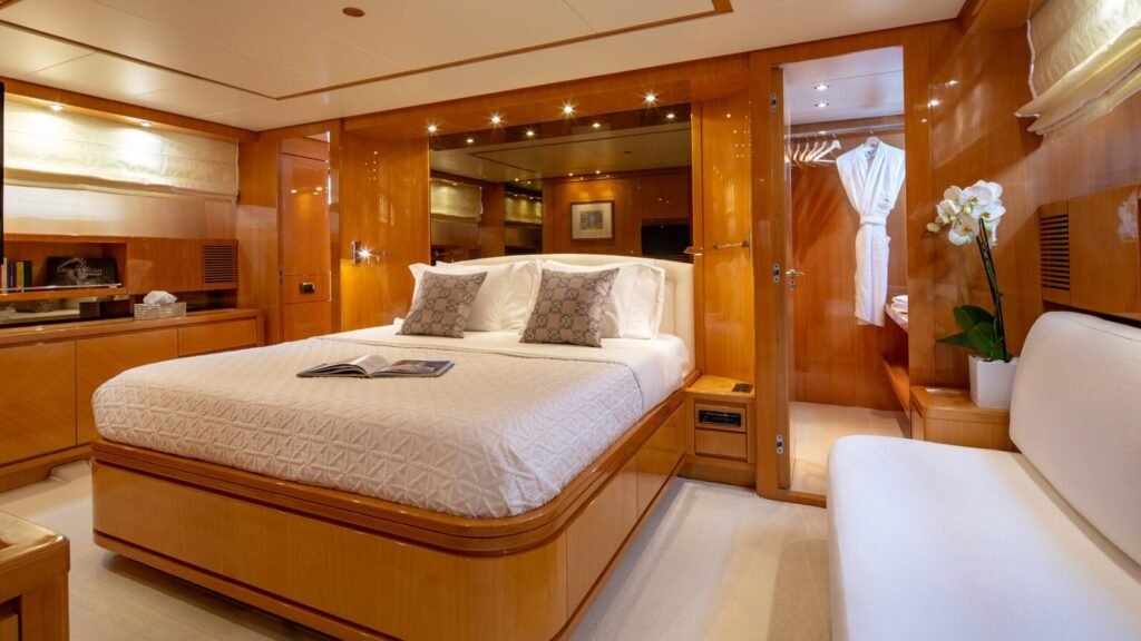 THE BIRD Master Cabin