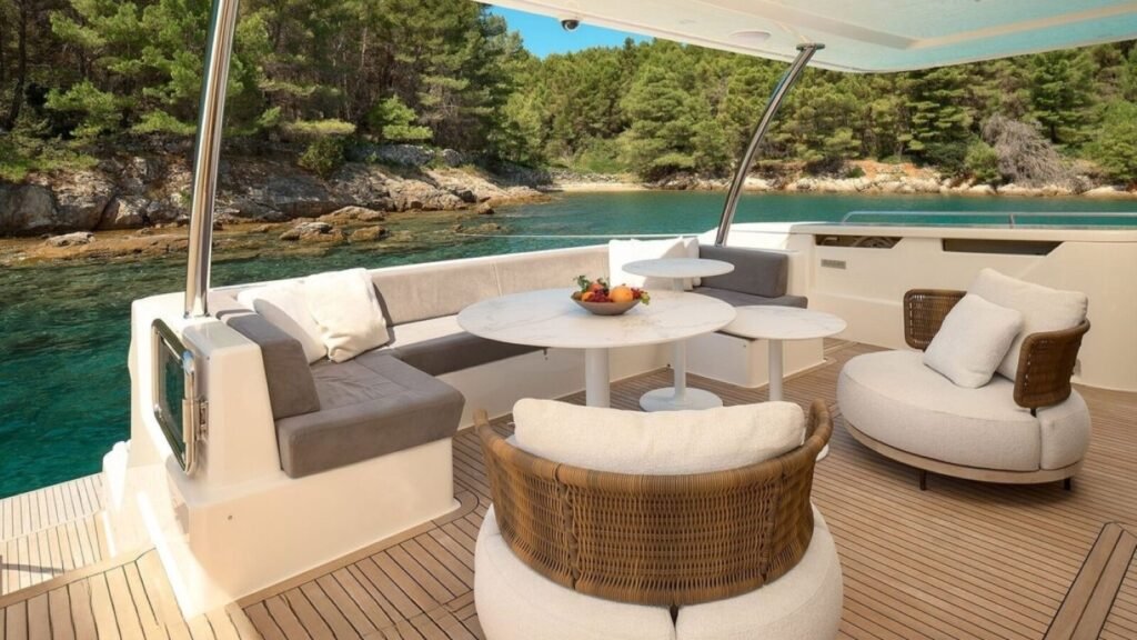DAMARI Aft Deck Lounge