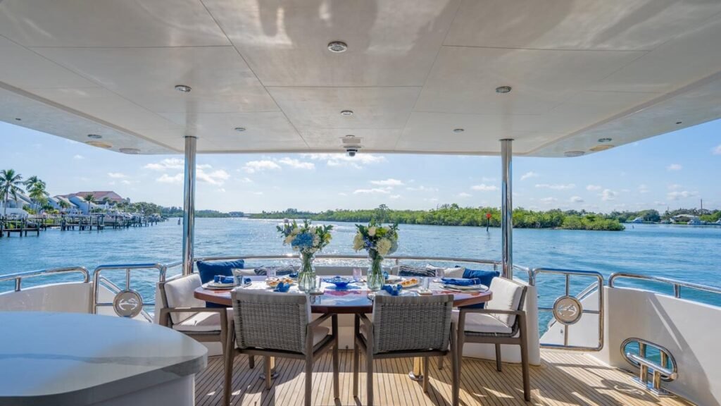 PILOT LOUNGE - Aft Deck Dining