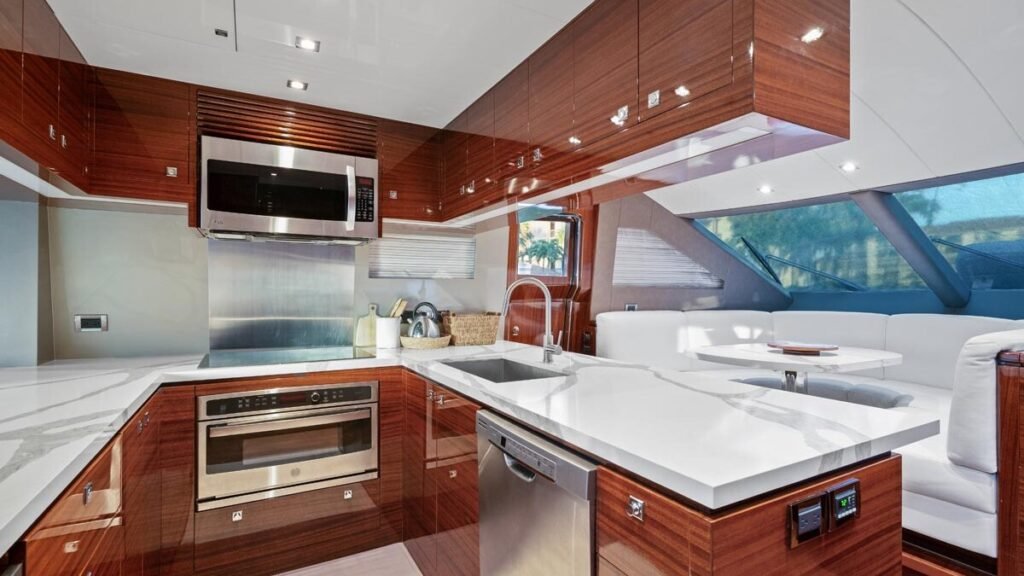 PILOT LOUNGE - Galley