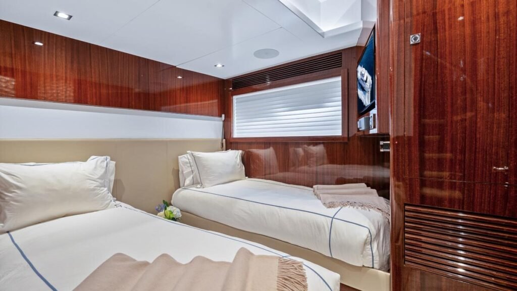 PILOT LOUNGE - Twin Cabin