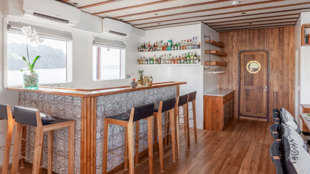 REBEL salon bar