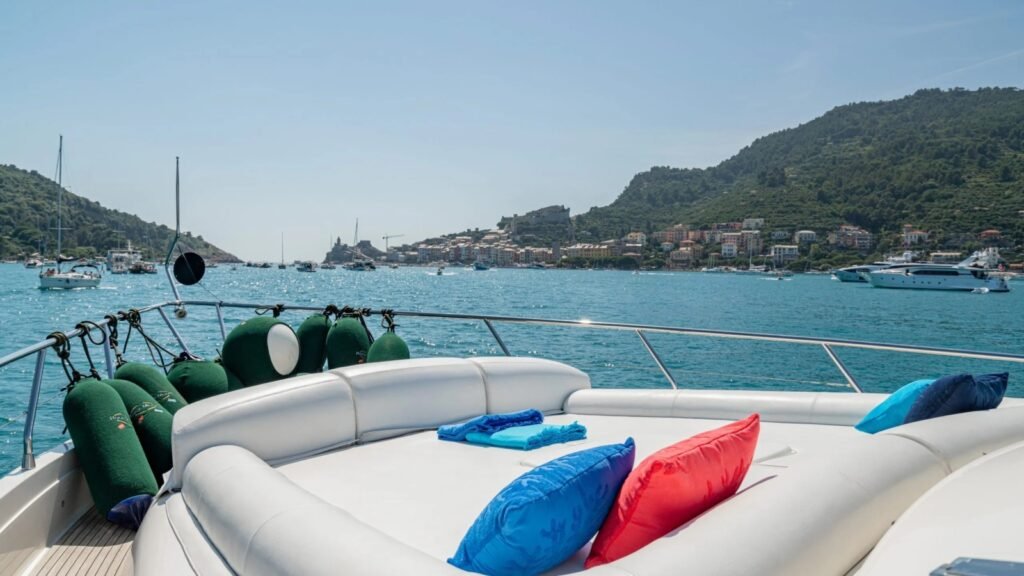ROCK MOON foredeck sun pad
