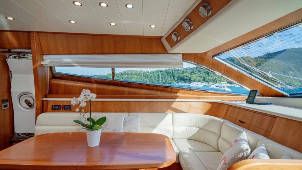 ROCK MOON forward dinette