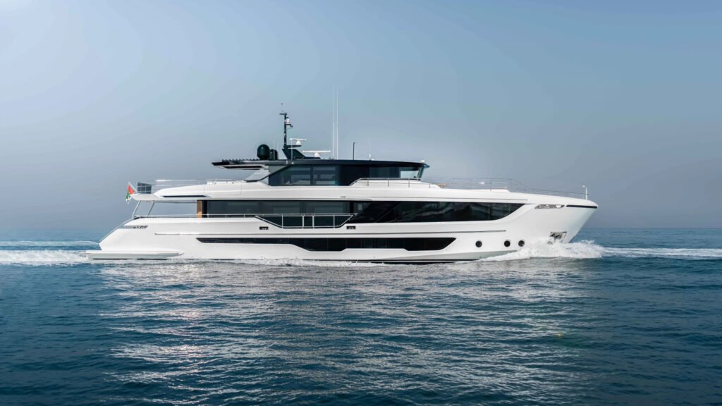 SANDBANK Gulf Craft Majesty 111 profile at sea