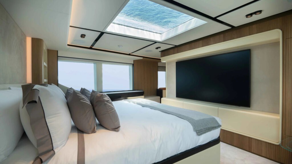 SANDBANK main deck master suite