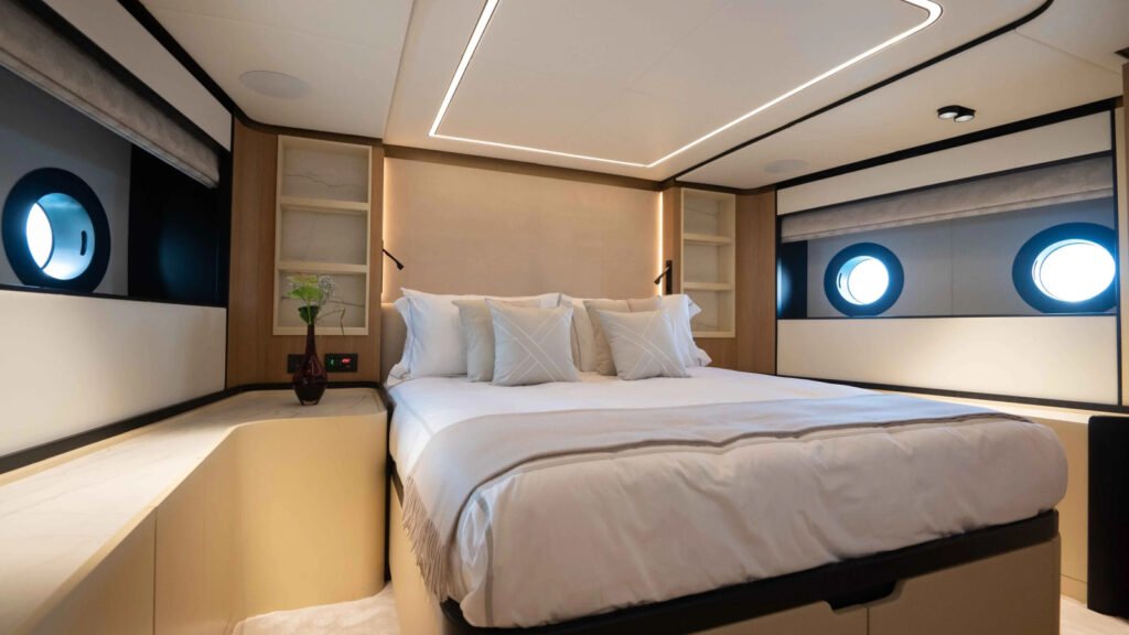 SANDBANK guest double cabin