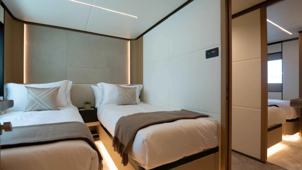 SANDBANK guest twin cabin