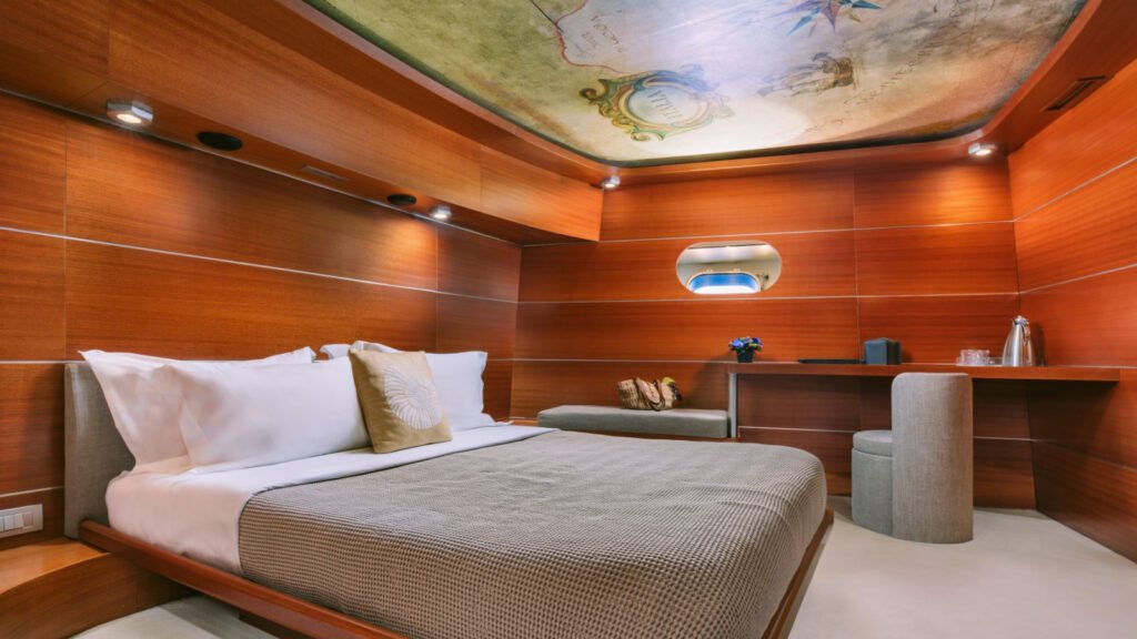 SATORI motor yacht - double guest cabin
