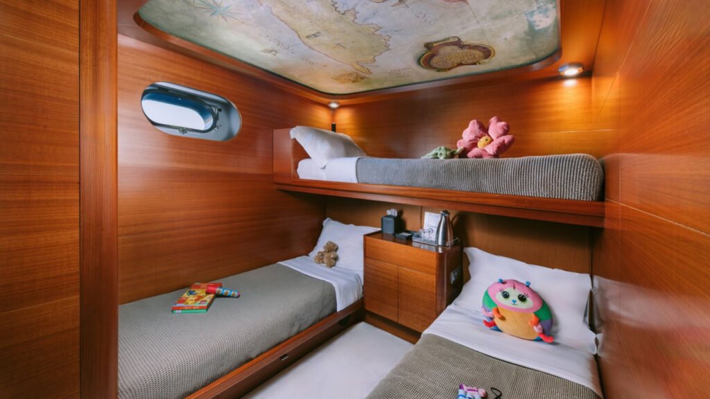 SATORI motor yacht - guest cabin and ensuite