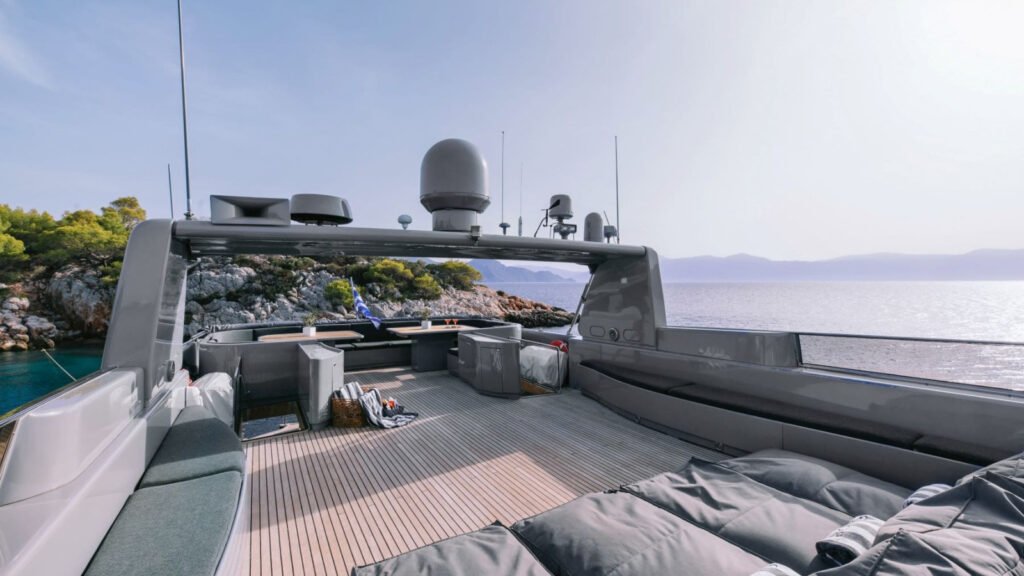 SATORI motor yacht - flybridge sun deck