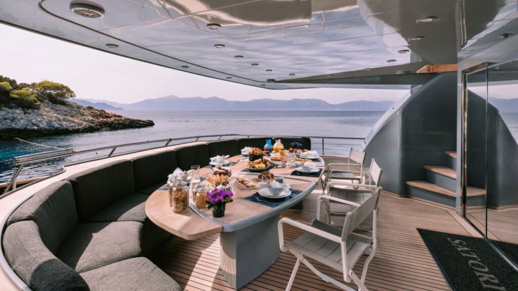 SATORI motor yacht - aft deck dining
