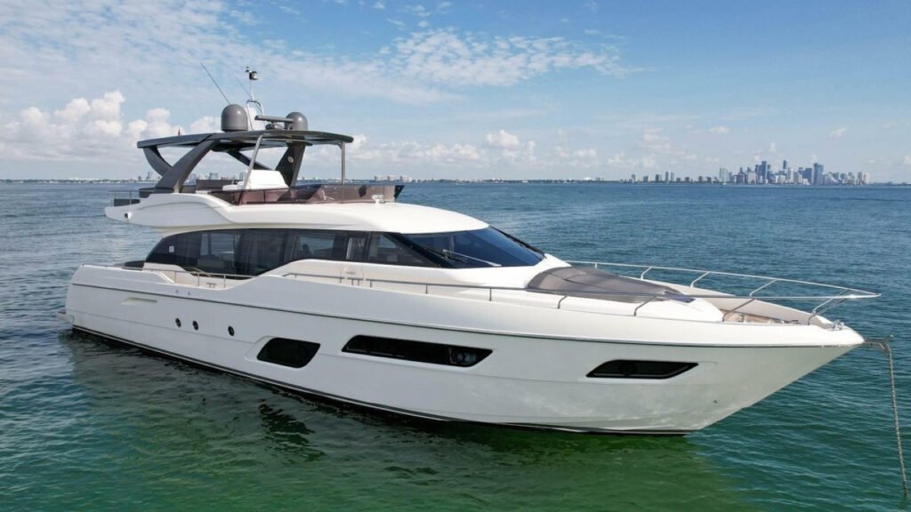 SEA SONS Ferretti profile at sea
