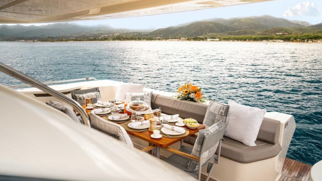 SEA SONS foredeck sun lounge