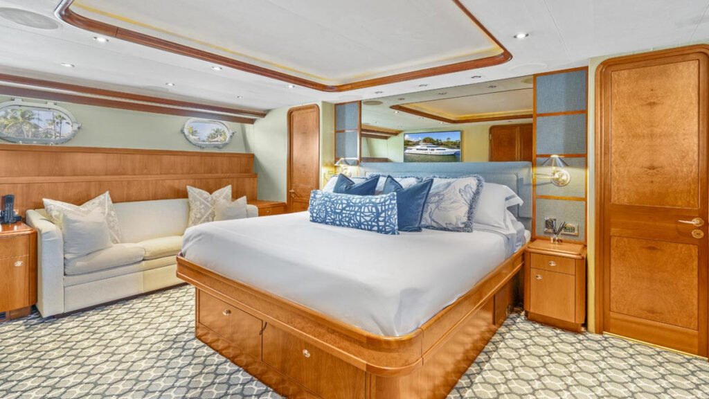 SLEEPOVER Westport motor yacht - master stateroom