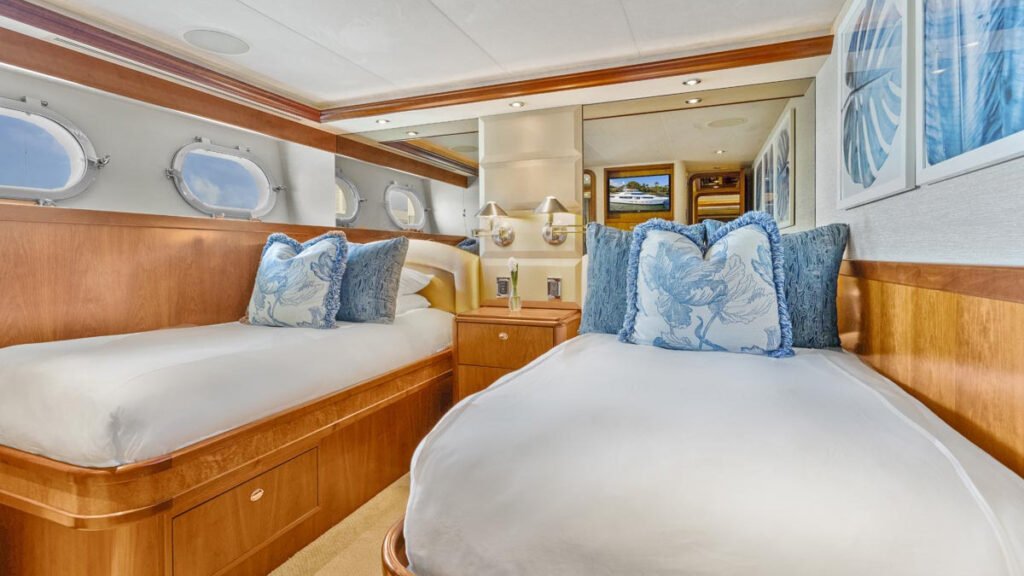 SLEEPOVER Westport motor yacht - guest cabin