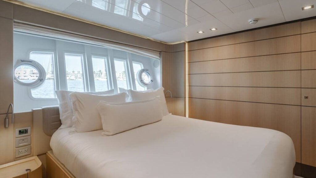 SOL SHINE - twin guest cabin