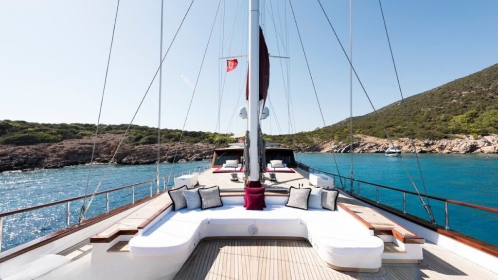 THAT'S AMORE foredeck lounge