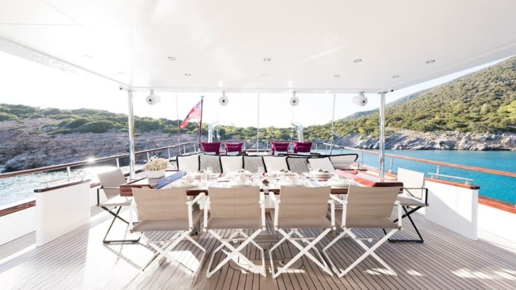 THAT'S AMORE aft deck dining